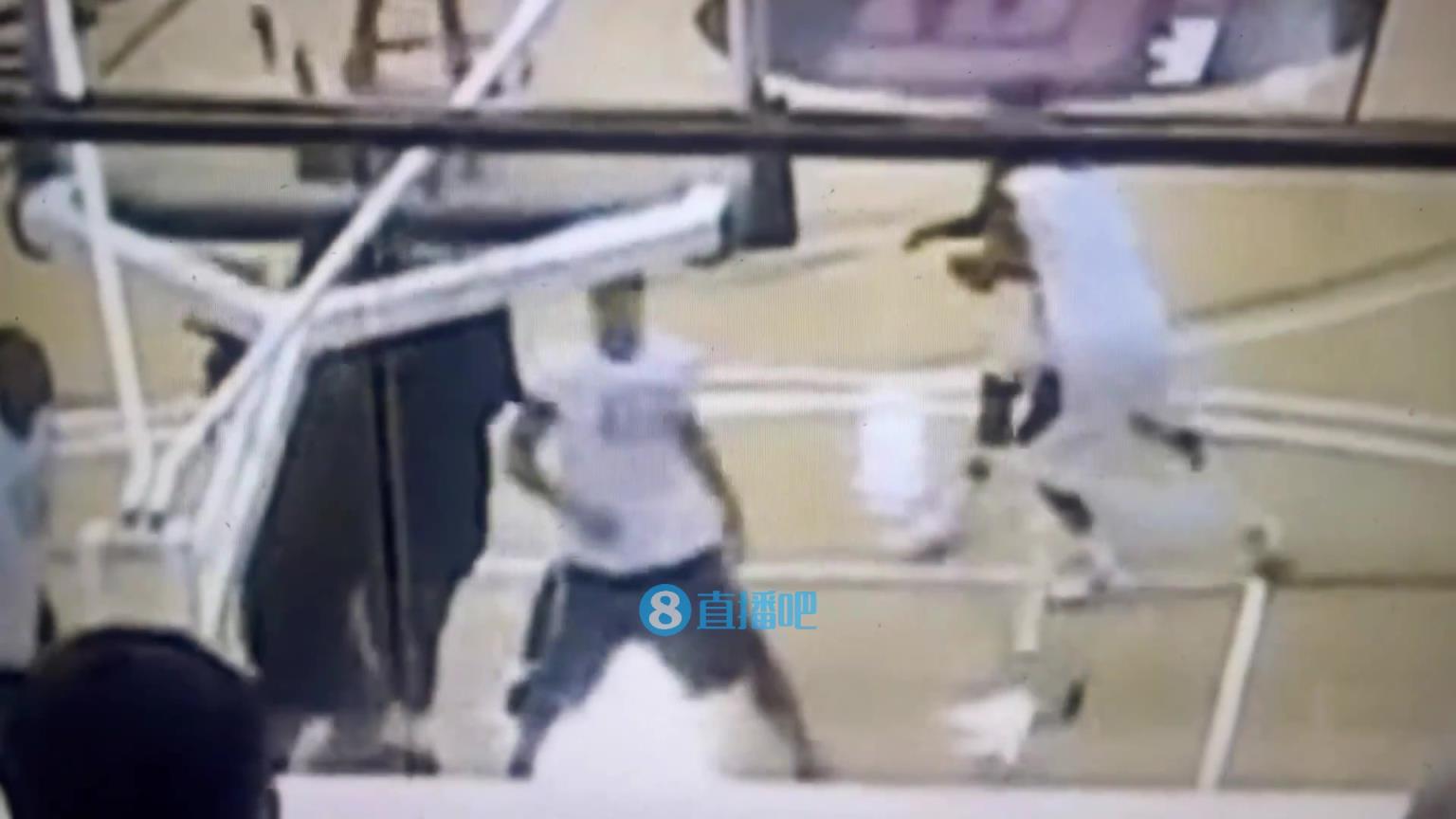 引热议！美媒翻旧账：当年詹姆斯被大学生隔扣，耐克没收了录像带